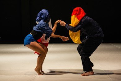 Shake it out - Cie CUBe - Christian UBL