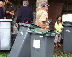 Goudet (Haute-Loire) : on rend les poubelles 08/08/2013