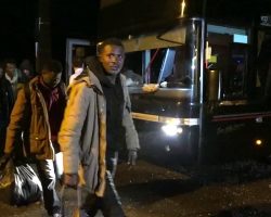 Arriv&eacute;e du car de Calais